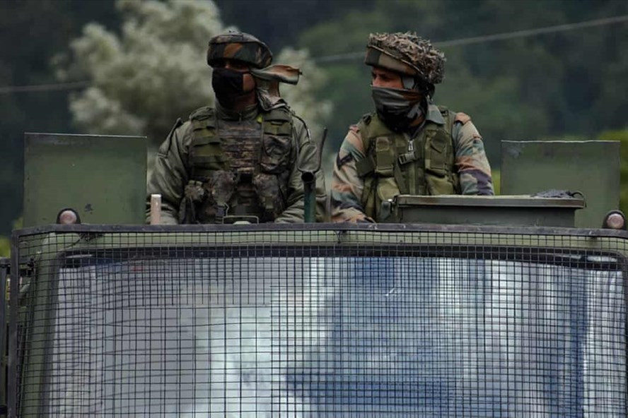 Binh sĩ Ấn Độ trên xe quân sự băng qua đường cao tốc Srinagar-Leh. Ảnh: Anadolu/Getty Images.