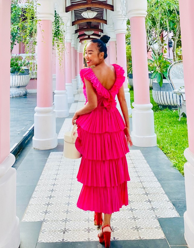 Trong đó, những chiếc váy lụa dáng xòe rộng, mang màu nổi bật luôn được người đẹp ưu tiên lựa chọn ẢNH: NVCC