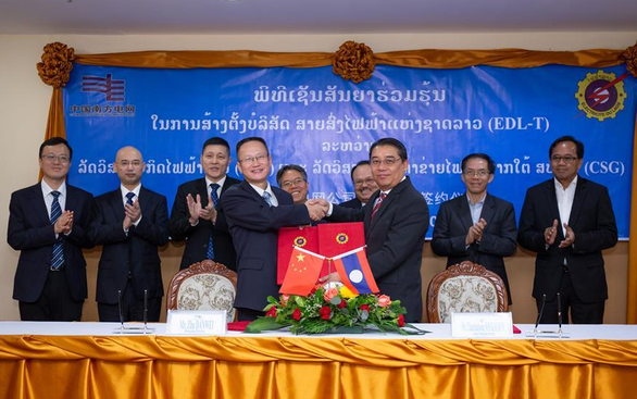Lễ ký kết thỏa thuận cổ đông thành lập EDLT tại Lào - Ảnh chụp màn hình Tân Hoa xã Lễ ký kết thỏa thuận cổ đông thành lập EDLT tại Lào - Ảnh chụp màn hình Tân Hoa xã
