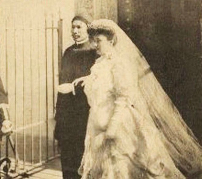 Vua Hàm Nghi mặc dù bị lưu đày ở Algeria nhưng trong đám cưới (năm 1904) vua vẫn sử dụng khăn đóng áo dài, và hình ảnh này đã làm náo động thủ đô Alger của Algeria - ẢNH: Tư liệu Vua Hàm Nghi mặc dù bị lưu đày ở Algeria nhưng trong đám cưới (năm 1904) vua vẫn sử dụng khăn đóng áo dài, và hình ảnh này đã làm náo động thủ đô Alger của Algeria - ẢNH: Tư liệu