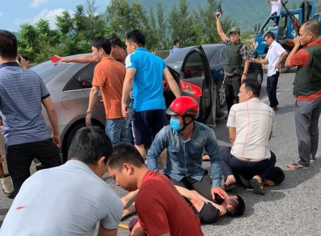 Khống chế, bắt giữ các đối tượng. Ảnh: CA.