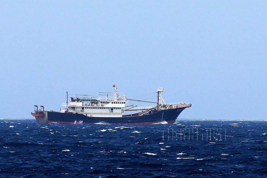 Tàu cá vỏ sắt Trung Quốc sơn màu đen, buồng lái màu trắng, cao 3 tầng, tại vùng biển Sinh Tồn (Trường Sa), tháng 1.2018. ẢNH: MAI THANH HẢI