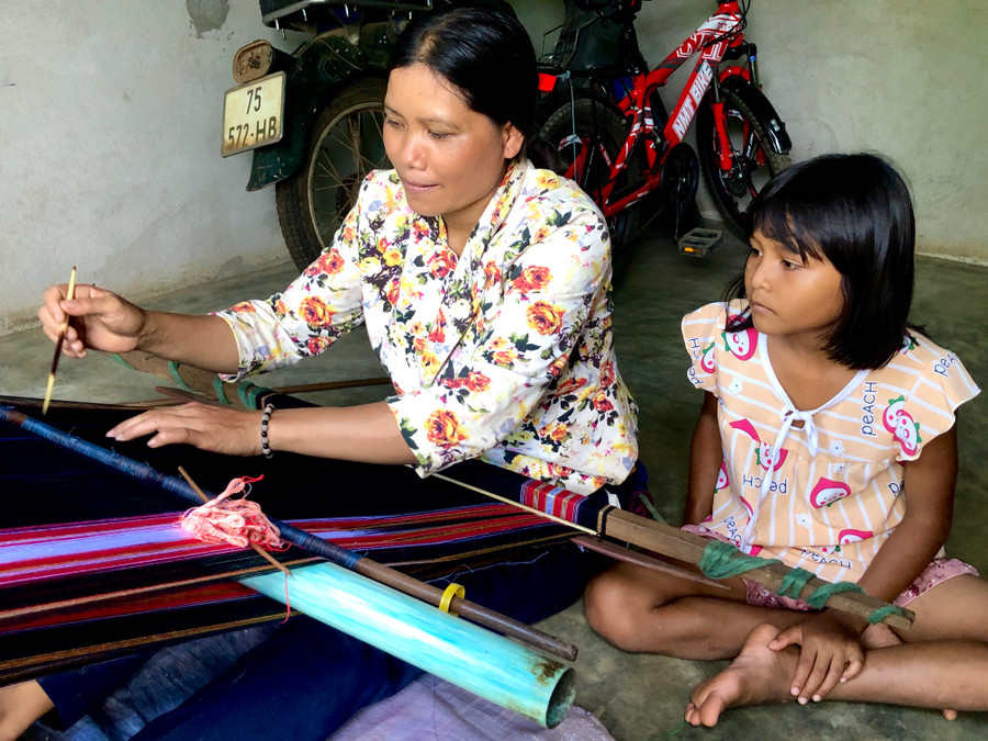 Nhiều người phụ nữ Jrai ở Chư Pưh đã có ý thức truyền dạy nghề truyền thống cho con cháu. Ảnh: Nguyễn Giang