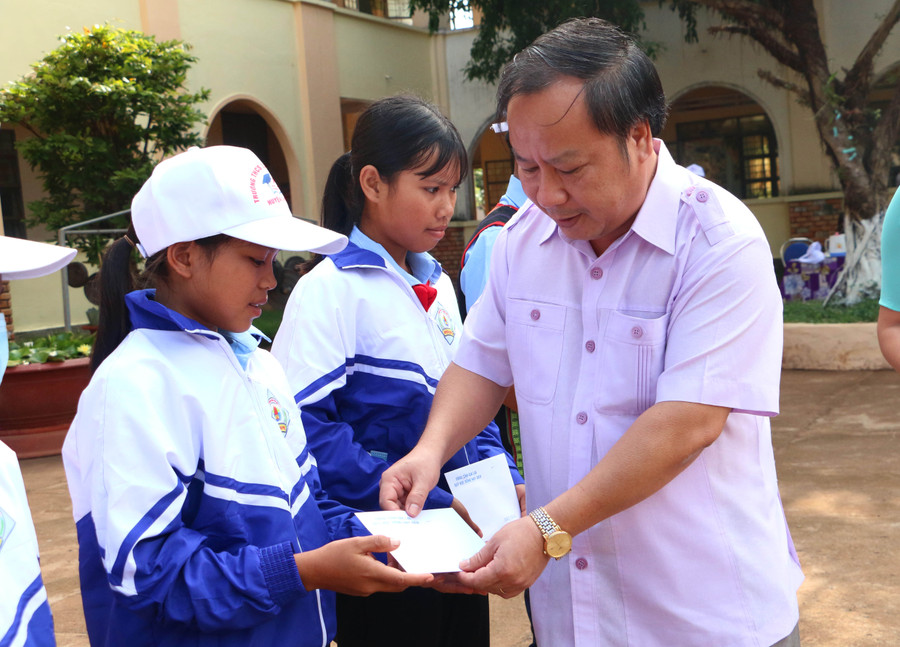 Gia Lai: Hân hoan ngày khai trường ảnh 5 Phó Bí thư Thường trực Tỉnh ủy Châu Ngọc Tuấn trao học bổng Nay Der cho 10 em học sinh có hoàn cảnh khó khăn, vươn lên trong học tập. Ảnh: Quang Tấn