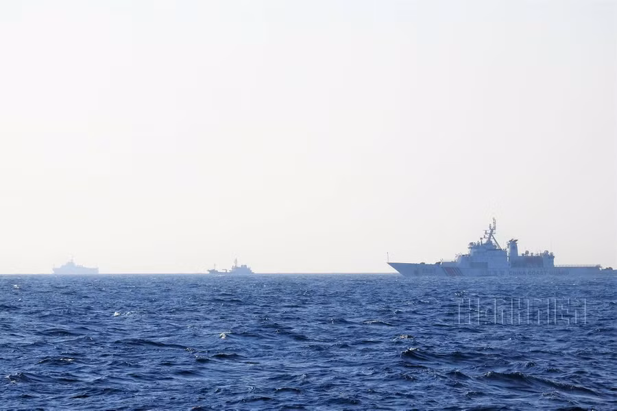 Đội hình hộ tống - bảo vệ Hải Dương địa chất 8 xâm phạm vùng đặc quyền kinh tế, thềm lục địa Việt Nam luôn có tàu cá dân binh và hải cảnh Trung Quốc vòng trong, vòng ngoài ẢNH: MAI THANH HẢI