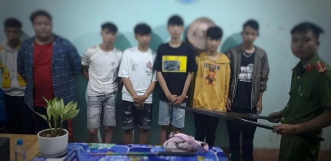 Nhóm thiếu niên tại cơ quan công an