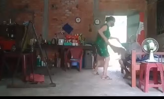 Người phụ nữ đổ rác lên đầu cụ bà - ẢNH CHỤP TỪ CLIP