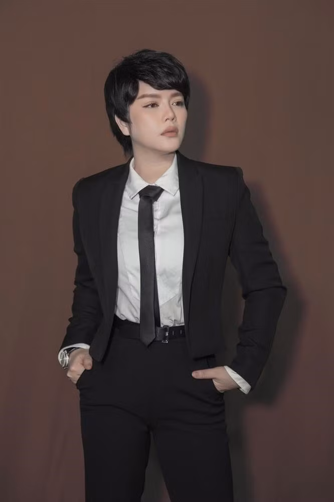 Mỹ nhân không tuổi cho rằng là một nghệ sĩ cô không thể nằm ngoài các trào lưu thời trang luôn biến đổi như hiện nay. Chính style trang phục được ekip đầu tư kỹ lưỡng và chính vì sự tự tin đó giúp cô dễ thành công hơn trong cuộc sống. Sự biến đổi theo ngẫu hứng cũng là một cách mang đến cho Lý Nhã Kỳ những niềm vui.