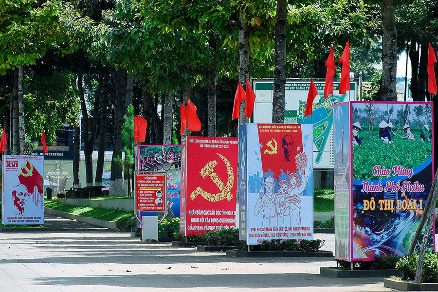 Khu vực xung quanh Quảng trường Đại Đoàn Kết được trang trí rất nhiều cờ, pa nô tuyên truyền về Đại hội. Khu vực xung quanh Quảng trường Đại Đoàn Kết được trang trí rất nhiều cờ, pa nô tuyên truyền về Đại hội.