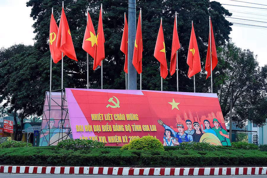 Tấm pa nô khổ lớn tuyên truyền về Đại hội đại biểu Đảng bộ tỉnh Gia Lai lần thứ XVI (nhiệm kỳ 2020-2025) đặt tại vòng xoay đường Lê Duẩn, cửa ngõ phía Đông của TP. Pleiku.