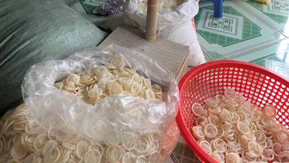  Tái chế bao cao su đã sử dụng - Ảnh: Cục QLTT Bình Dương