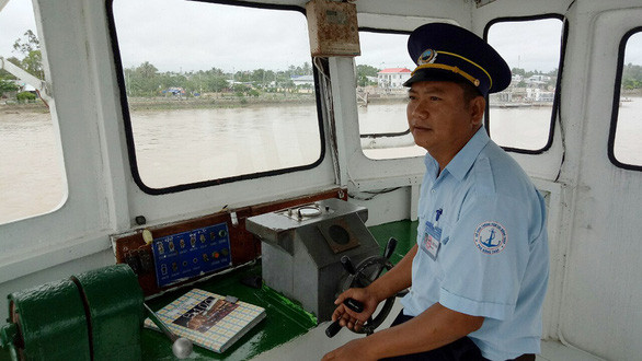 Anh Nguyễn Nhựt Sơn lái phà Sa Đéc, nối nghiệp gia đình với 4 đời làm thuyền trưởng - Ảnh: THÀNH NHƠN