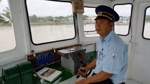 Anh Nguyễn Nhựt Sơn lái phà Sa Đéc, nối nghiệp gia đình với 4 đời làm thuyền trưởng - Ảnh: THÀNH NHƠN