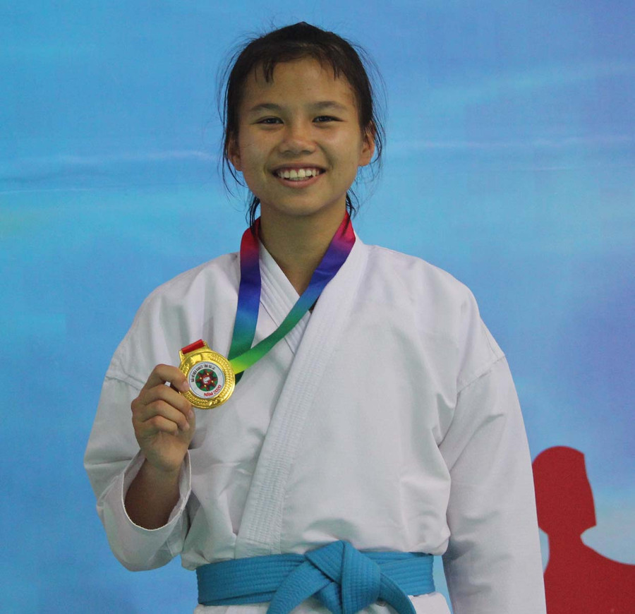 2Võ sĩ Nguyễn Thị Khánh Ly (Đoàn VĐV của CLB Trung Nguyên 1, huyện Chư Pah) xuất sắc giành huy chương vàng nội dung Kumite hạng cân 48 kg nữ. Ảnh: Nguyễn Tú