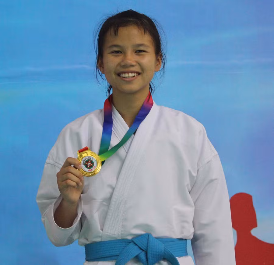 2Võ sĩ Nguyễn Thị Khánh Ly (Đoàn VĐV của CLB Trung Nguyên 1, huyện Chư Pah) xuất sắc giành huy chương vàng nội dung Kumite hạng cân 48 kg nữ. Ảnh: Nguyễn Tú