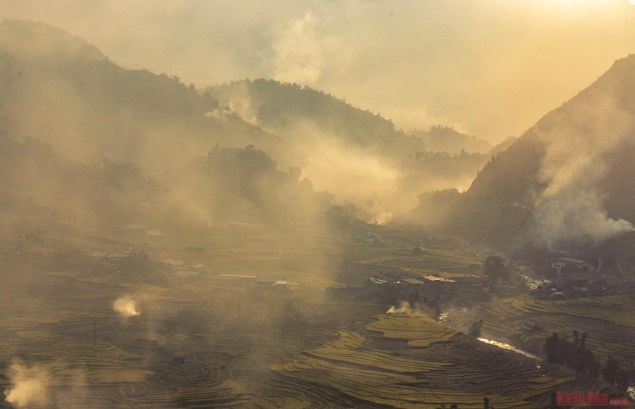 Ngoài không khí ngày mùa hối hả, du khách không nên bỏ qua khoảnh khắc tuyệt đẹp hoàng hôn cuối ngày ở nơi đây. Ráng chiều đổ bóng xuống thung lũng đang mờ sương khói của rơm rạ tạo khiến bạn ngỡ mình như ở chốn thiên đường.