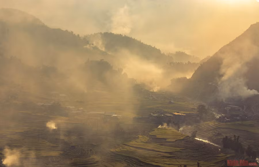 Ngoài không khí ngày mùa hối hả, du khách không nên bỏ qua khoảnh khắc tuyệt đẹp hoàng hôn cuối ngày ở nơi đây. Ráng chiều đổ bóng xuống thung lũng đang mờ sương khói của rơm rạ tạo khiến bạn ngỡ mình như ở chốn thiên đường.