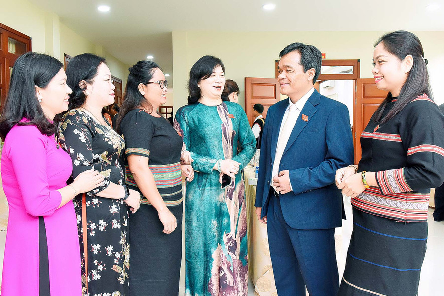 Bí thư Tỉnh ủy Hồ Văn Niên trao đổi bên lề đại hội với các đại biểu. Ảnh: Đức Thụy