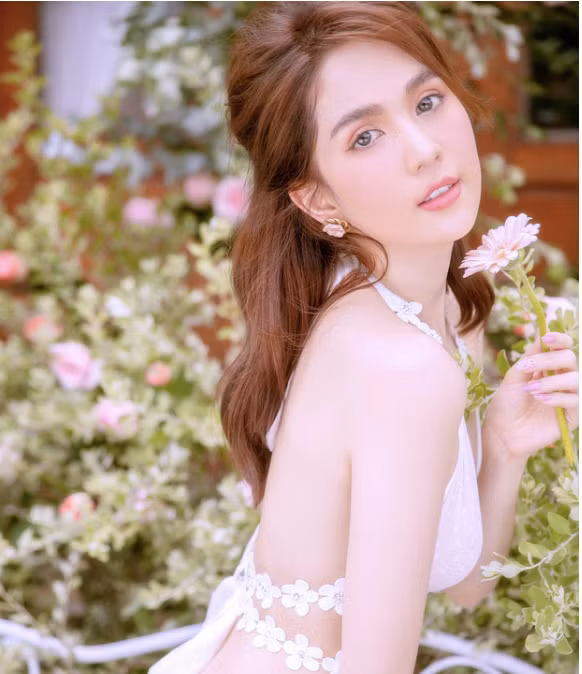 Những bộ trang phục Ngọc Trinh lựa chọn thường có thiết kế ôm sát đường cong và tôn khéo vóc dáng gợi cảm chuẩn đồng hồ cát của cô.