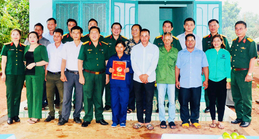 Chị Thil (làng Nẻ, xã Ia Din, huyện Đức Cơ) xúc động khi được xây tặng ngôi nhà mới. Ảnh: Lê Quang