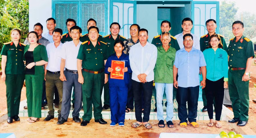 Chị Thil (làng Nẻ, xã Ia Din, huyện Đức Cơ) xúc động khi được xây tặng ngôi nhà mới. Ảnh: Lê Quang