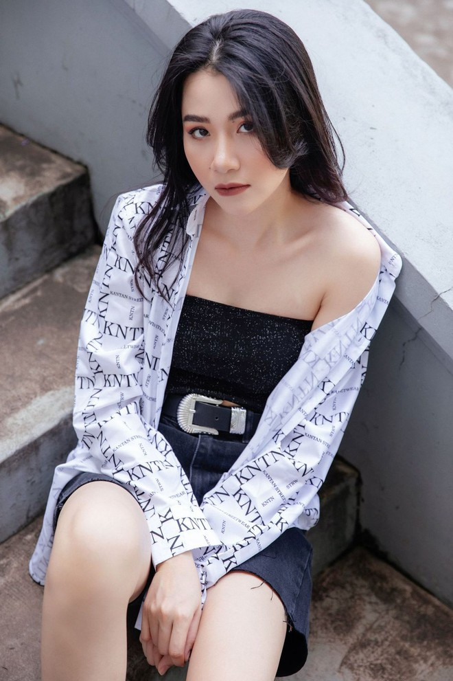 Thảo Nhi ưu tiên lựa chọn bộ trang phục thoải mái. Cô quan niệm chỉ có bản thân là hiểu rõ mình nhất nên tự phối đồ trong công việc lẫn cuộc sống ẢNH: NVCC