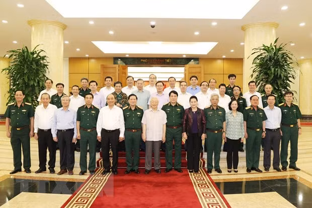  Tổng Bí thư, Chủ tịch nước Nguyễn Phú Trọng, Bí thư Quân ủy Trung ương và các vị Ủy viên Bộ Chính trị chụp ảnh chung với Ban Thường vụ Quân ủy Trung ương. (Ảnh: Trí Dũng/TTXVN)