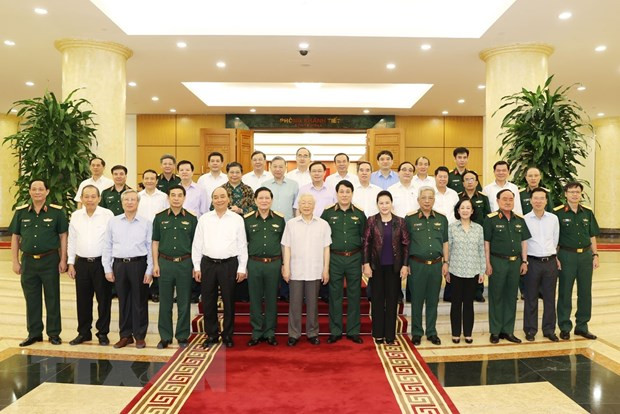  Tổng Bí thư, Chủ tịch nước Nguyễn Phú Trọng, Bí thư Quân ủy Trung ương và các vị Ủy viên Bộ Chính trị chụp ảnh chung với Ban Thường vụ Quân ủy Trung ương. (Ảnh: Trí Dũng/TTXVN)