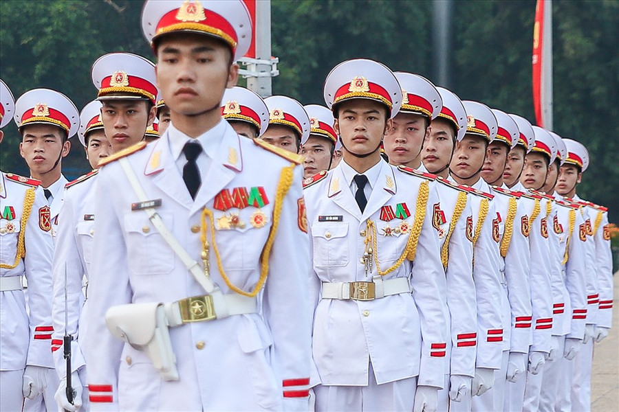 Vẻ trang nghiêm, khí phách hiện hữu trên khuôn mặt của mỗi chiến sĩ. Với họ, đây là không chỉ là nhiệm vụ thiêng liêng mà Đảng, Nhà nước và nhân dân giao phó mà còn là niềm tự hào dân tộc. Vẻ trang nghiêm, khí phách hiện hữu trên khuôn mặt của mỗi chiến sĩ. Với họ, đây là không chỉ là nhiệm vụ thiêng liêng mà Đảng, Nhà nước và nhân dân giao phó mà còn là niềm tự hào dân tộc.