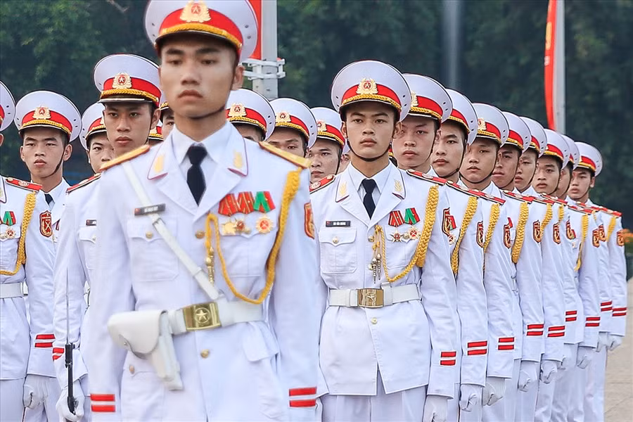 Vẻ trang nghiêm, khí phách hiện hữu trên khuôn mặt của mỗi chiến sĩ. Với họ, đây là không chỉ là nhiệm vụ thiêng liêng mà Đảng, Nhà nước và nhân dân giao phó mà còn là niềm tự hào dân tộc.