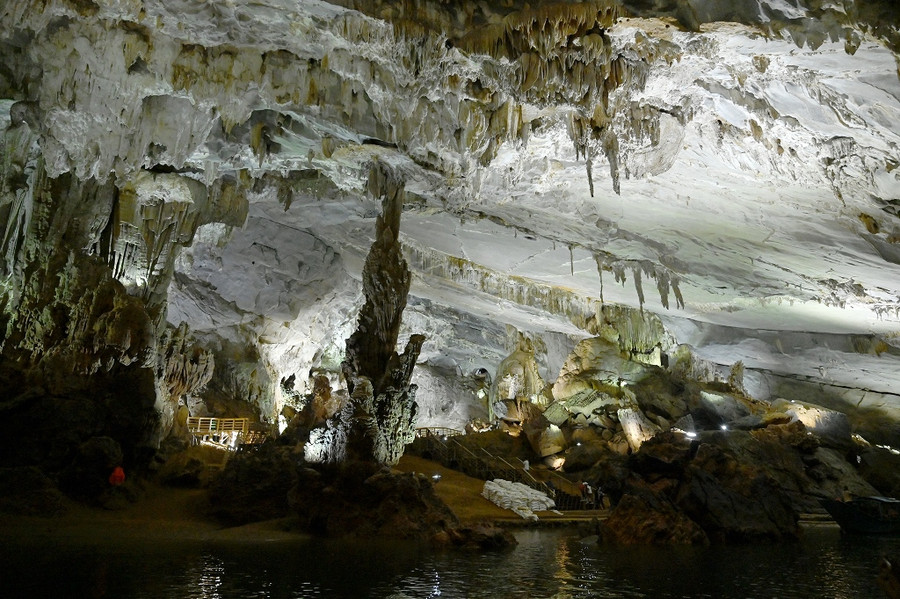 Phong Nha nổi tiếng với những khối đá độc đáo được đặt tên theo các hình dạng tự nhiên như “Sư tử”, “Kỳ lân”, “Vô chầu”, “Cung đình” hay “Tượng Phật”… Phong Nha nổi tiếng với những khối đá độc đáo được đặt tên theo các hình dạng tự nhiên như “Sư tử”, “Kỳ lân”, “Vô chầu”, “Cung đình” hay “Tượng Phật”…