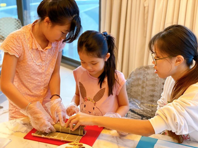 Chia sẻ, đồng hành cùng con là cách san sẻ áp lực cuộc sống với con - Ảnh: Tô Hồng Vân