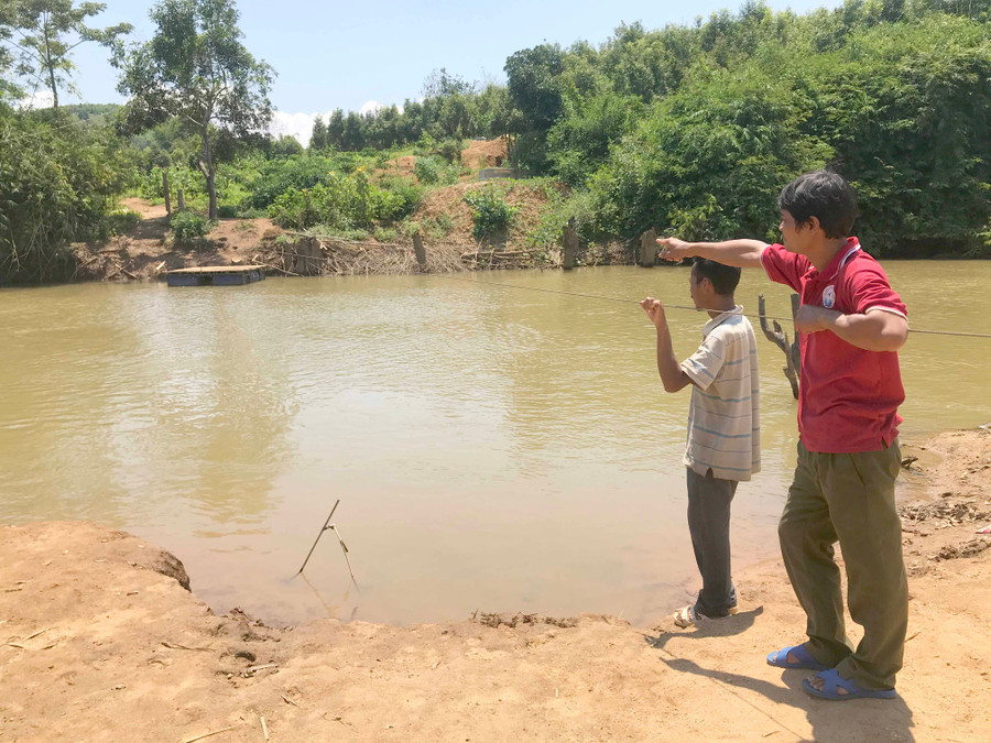  Để sang sông, người dân làng H’De (xã Đak Tơ Ve, huyện Chư Păh) phải chờ có người ở bờ bên kia kéo dây cáp mới qua được. Ảnh: R'ô Hok