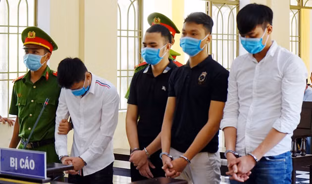 Các bị cáo tại phiên tòa.