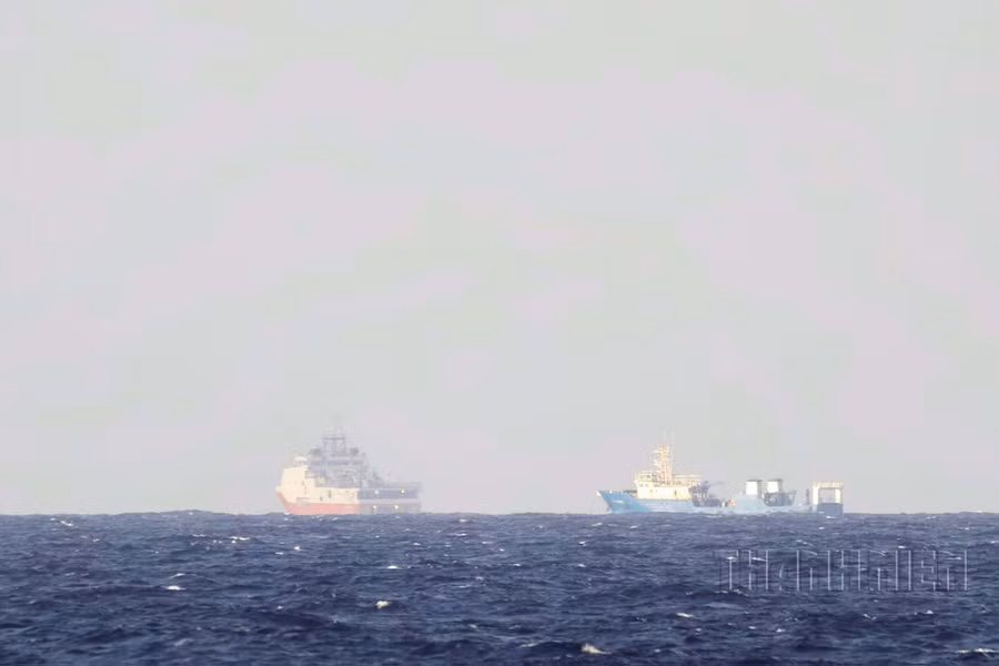 Tàu cá dân binh bảo vệ phía sau Hải Dương địa chất 8 ẢNH: MAI THANH HẢI