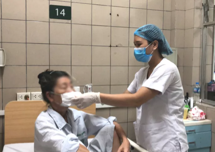 Bệnh nhân ngộ độc pate Minh Chay đang điều trị tại Bệnh viện Bạch Mai