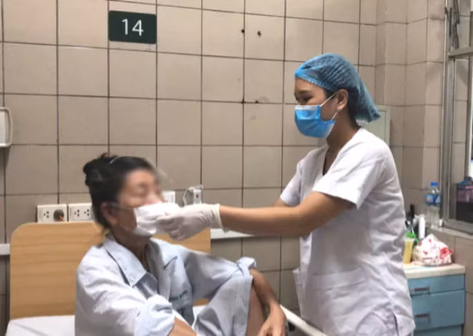 Bệnh nhân ngộ độc pate Minh Chay đang điều trị tại Bệnh viện Bạch Mai