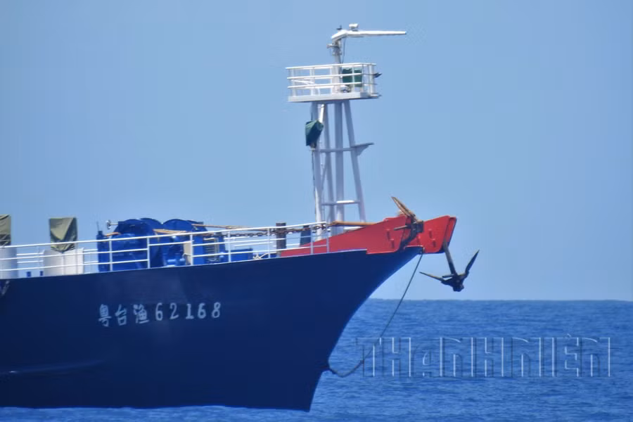 Vòi rồng tự động công suất cao trên đỉnh đài quan sát mũi tàu ẢNH: MAI THANH HẢI