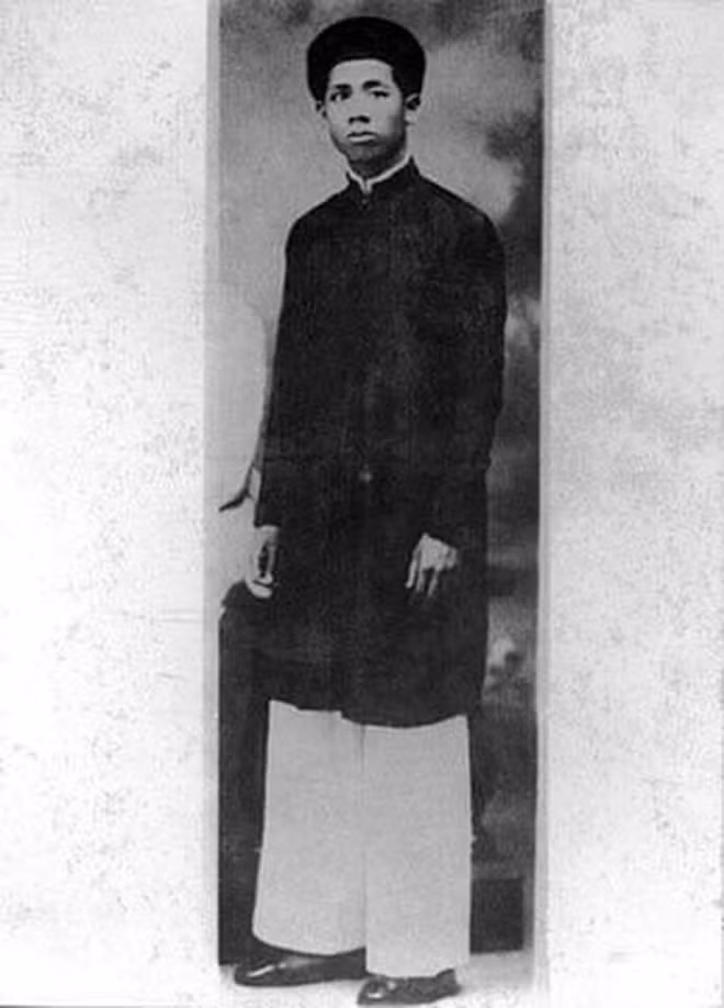 Cố Tổng Bí thư Lê Duẩn lúc trẻ trong trang phục khăn xếp áo dài chụp tại quê nhà Quảng Trị, năm 1928 - Ảnh: Tư liệu