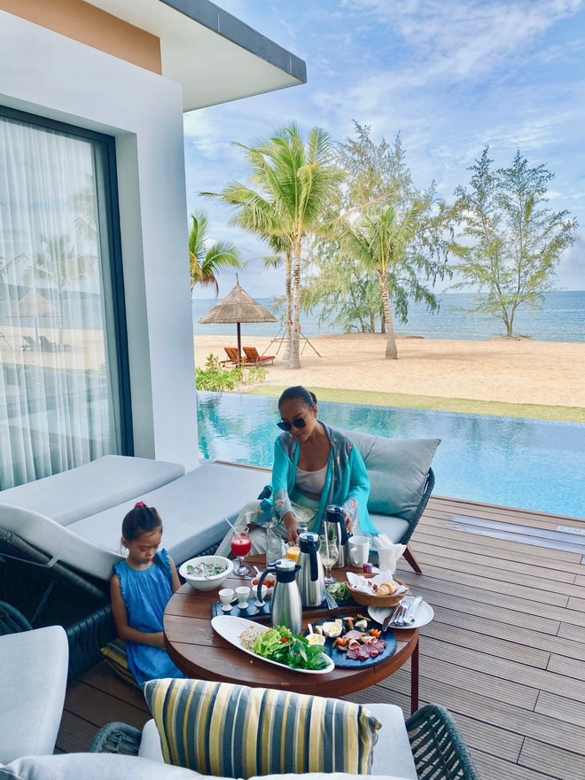 Đoan Trang cũng chia sẻ thêm con gái cô hiện đang rất thích ca hát và trong thời gian tới cô hi vọng sẽ có một dự án âm nhạc đặc biệt hai mẹ con song ca cùng nhau ẢNH: NVCC