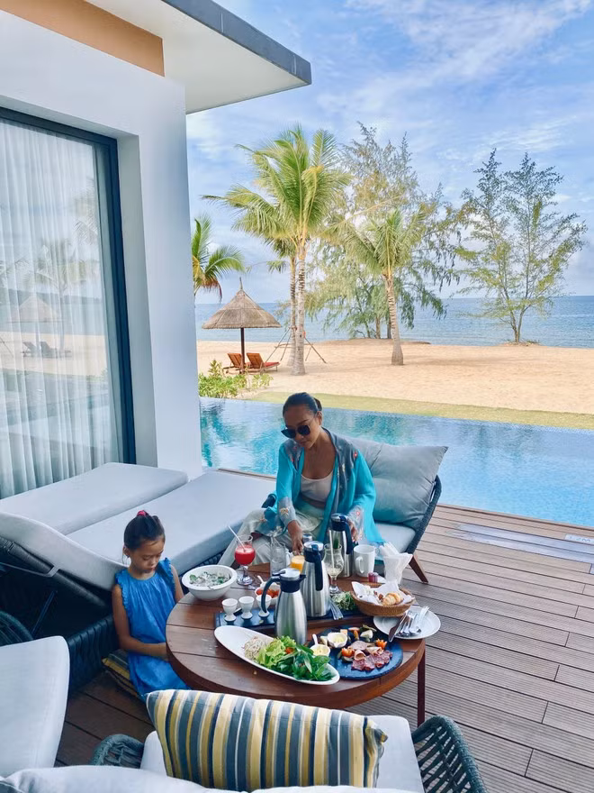 Đoan Trang cũng chia sẻ thêm con gái cô hiện đang rất thích ca hát và trong thời gian tới cô hi vọng sẽ có một dự án âm nhạc đặc biệt hai mẹ con song ca cùng nhau ẢNH: NVCC