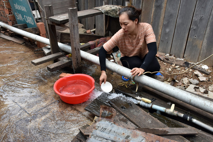 Nước giếng của gia đình chị Nguyễn Thị Huyền (thôn 5, xã Ia Piơr, huyện Chư Prông) khi bơm lên có mùi hôi rất khó chịu. Ảnh: Hà Phương