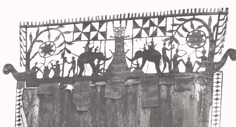 Bức chạm khắc 2 con voi chầu mái nhà rông trên nóc nhà mồ của dân tộc Jrai. Ảnh: Trần Phong