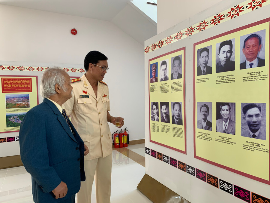 Các đại biểu tham quan triển lãm ảnh “Quá trình hình thành và phát triển Đảng bộ tỉnh Gia Lai” do Bảo tàng tỉnh trưng bày trong khuôn viên Đại hội. Ảnh: Phương Linh