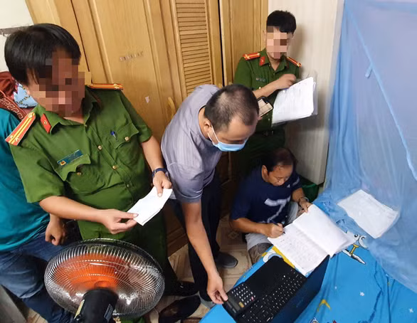 Ban chuyên án tiến hành khám xét nhà Huỳnh Ngọc Anh - Ảnh: A.B.