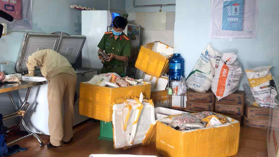 Lực lượng chức năng đang tiến hành kiểm đếm hàng hoá tại kho. Ảnh: Vũ Thảo 