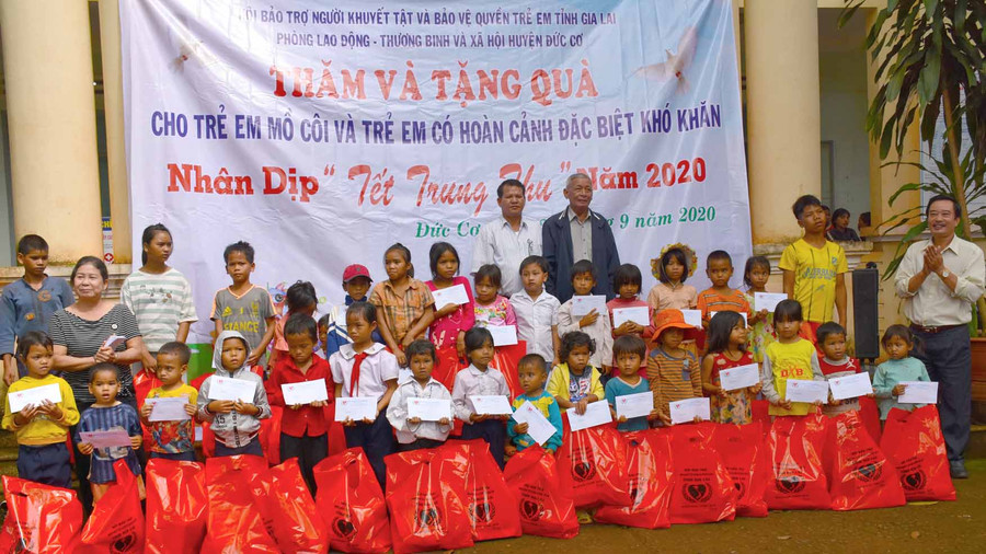 Đoàn trao quà cho các cháu thiếu nhi trên địa bàn xã Ia Lang, huyện Đức Cơ nhân dịp Tết Trung thu. Ảnh: Hà Phương