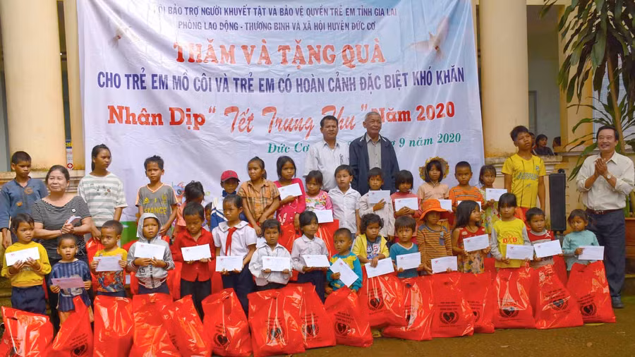 Đoàn trao quà cho các cháu thiếu nhi trên địa bàn xã Ia Lang, huyện Đức Cơ nhân dịp Tết Trung thu. Ảnh: Hà Phương