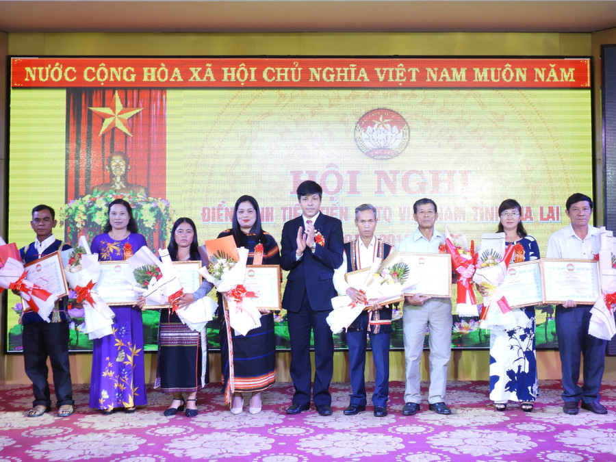 Ban Thường trực Ủy ban MTTQ Việt Nam tỉnh khen thưởng các tập thể đạt thành tích cao trong các phong trào thi đua yêu nước. Ảnh: Thanh Nhật