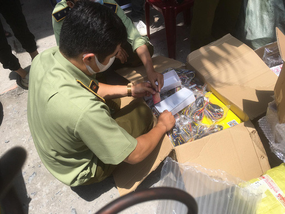 Lượng lớn thiết bị điện tử đựng trong thùng cáctông - Ảnh: NGUYỄN TRÍ